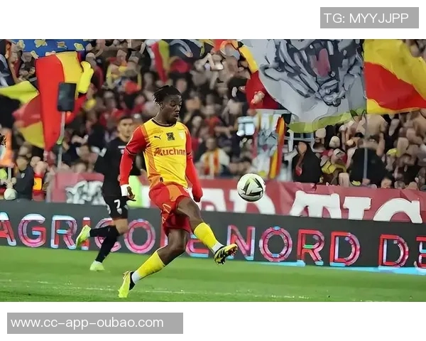 刘诚宇巧妙让球阿苏埃近距离射门被门将神奇扑出 刘诚宇巧妙让球阿苏埃近距离射门被门将神奇扑出